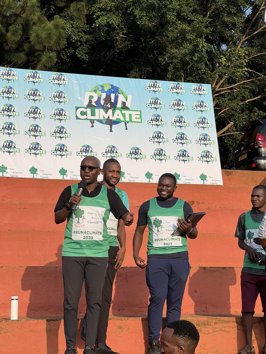 KevinEmmilie4's tweet photo. .@rkabushenga the chief runner flagging off the 10km, 5km and 1km runners in the #Run4Climate
#AdoptATree
#TransformANation https://t.co/jAXsO7YkZK