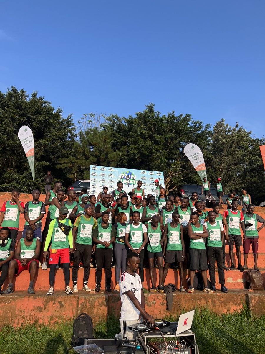 KevinEmmilie4's tweet photo. .@rkabushenga the chief runner flagging off the 10km, 5km and 1km runners in the #Run4Climate
#AdoptATree
#TransformANation https://t.co/jAXsO7YkZK