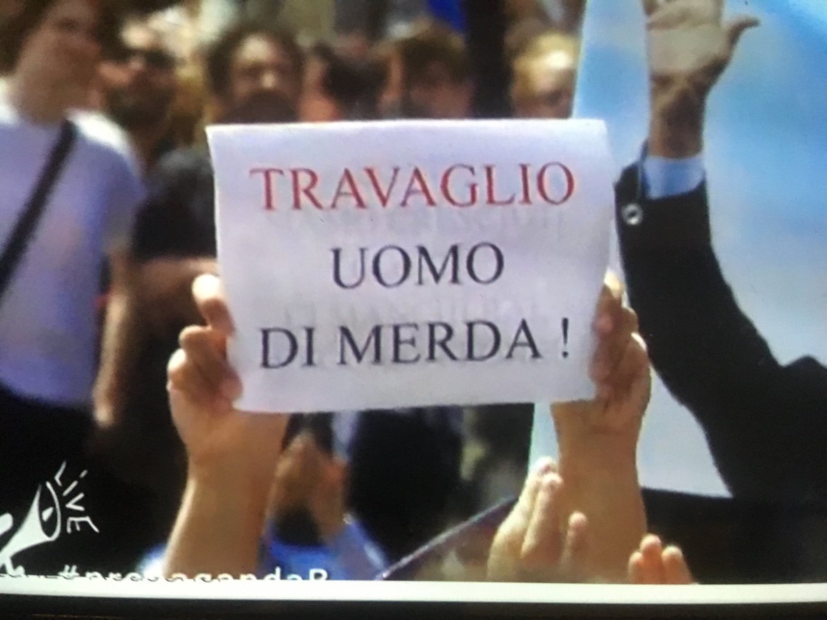RobertaFw3i's tweet photo. Lo avete visto al funerale di Berlusconi ?
#Travaglio https://t.co/wG5gLcKVMX