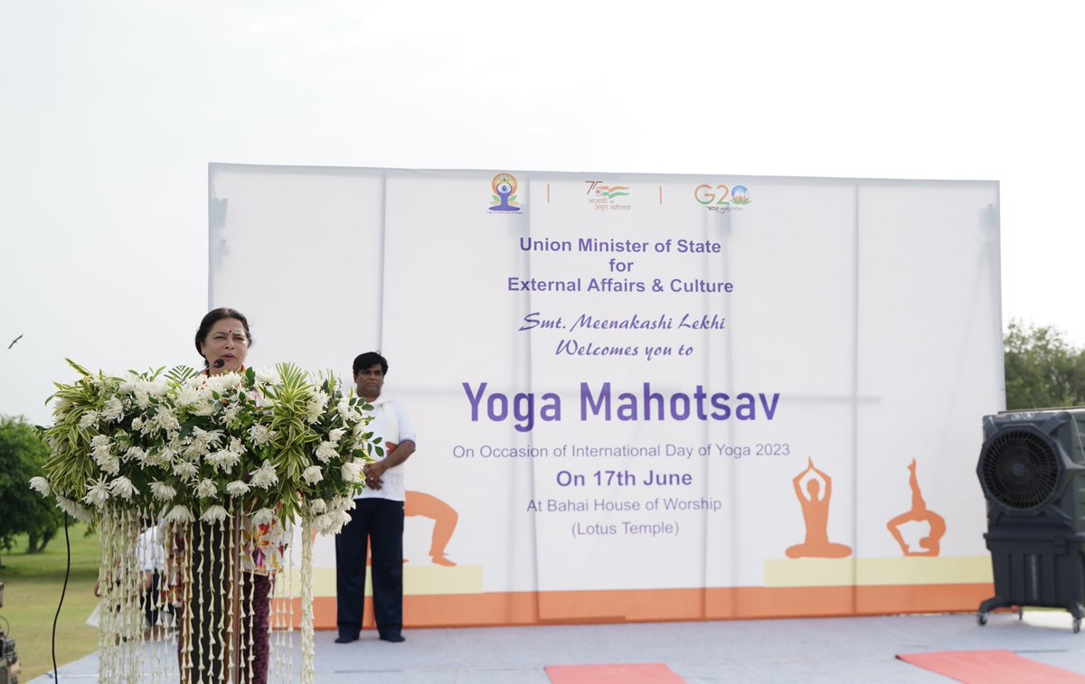 The Honorable Union Minister of State for External Affairs and Culture Smt. Meenakashi Lekhi @M_Lekhi  hosted #YOGAMAHOTSAV on the lawns of #BahaiHouseofWorship. It marks 100 Days Countdown of 9th International Yoga Day.