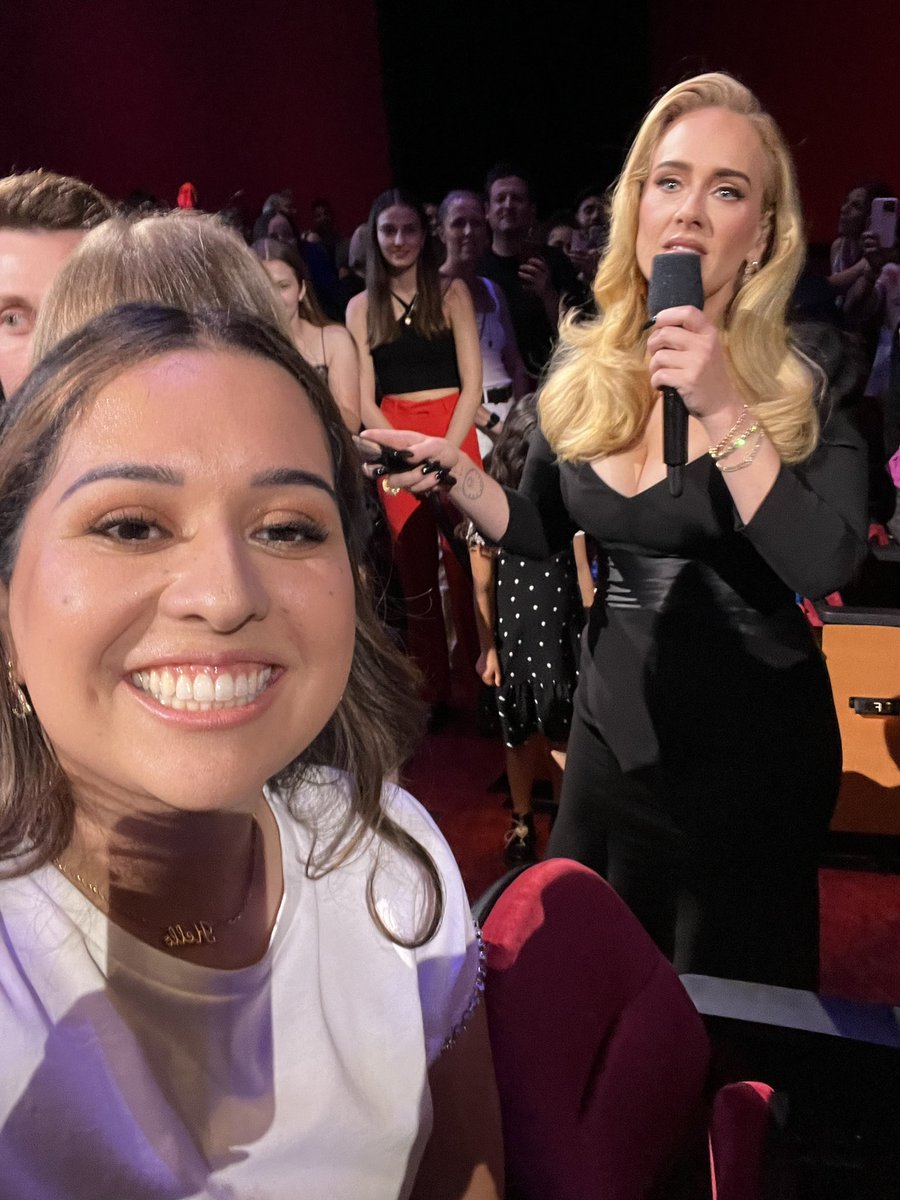 vanessacmrtnz's tweet image. ADELEEEEEE 😭😭😭😭😭😭 @Adele @AdeleAccess one day we will meet 😞