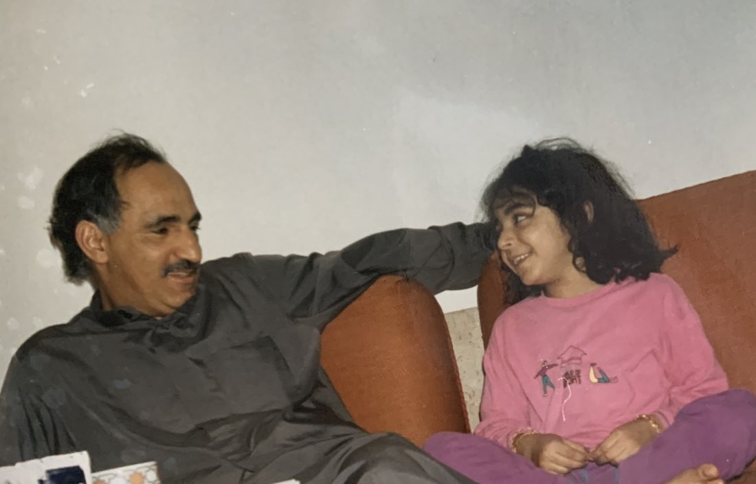 sawsanturki's tweet photo. كل يوم وأنت اللطف الذي ندعو الله أن يديمه
لا زلت أتذكر جيدا "البشت" الذي نتسابق له لنهرب من فوضى الحياة وثقلها في كلّ مرّة تمد يديك لتحضن الخوف وتبدله طمأنينة
أحبّ تلك الذكريات حين كنت صغيرة أتناول الفاكهة لتقيس طولي بعدها وفي كل قضمة كان طولي يزداد
#عيد_أب_سعيد #HappyFathersDay https://t.co/C0UbfiM7wC