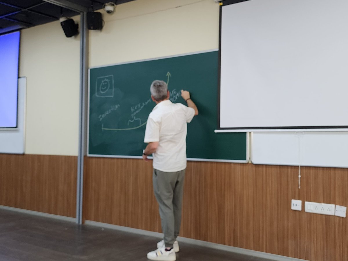 ghumare64's tweet image. This guy saw a greenboard and started teaching audience with chock and not with slides 🌟💥 Amazing person @technosophos indeed.

#wasmmumbai #cncfthane