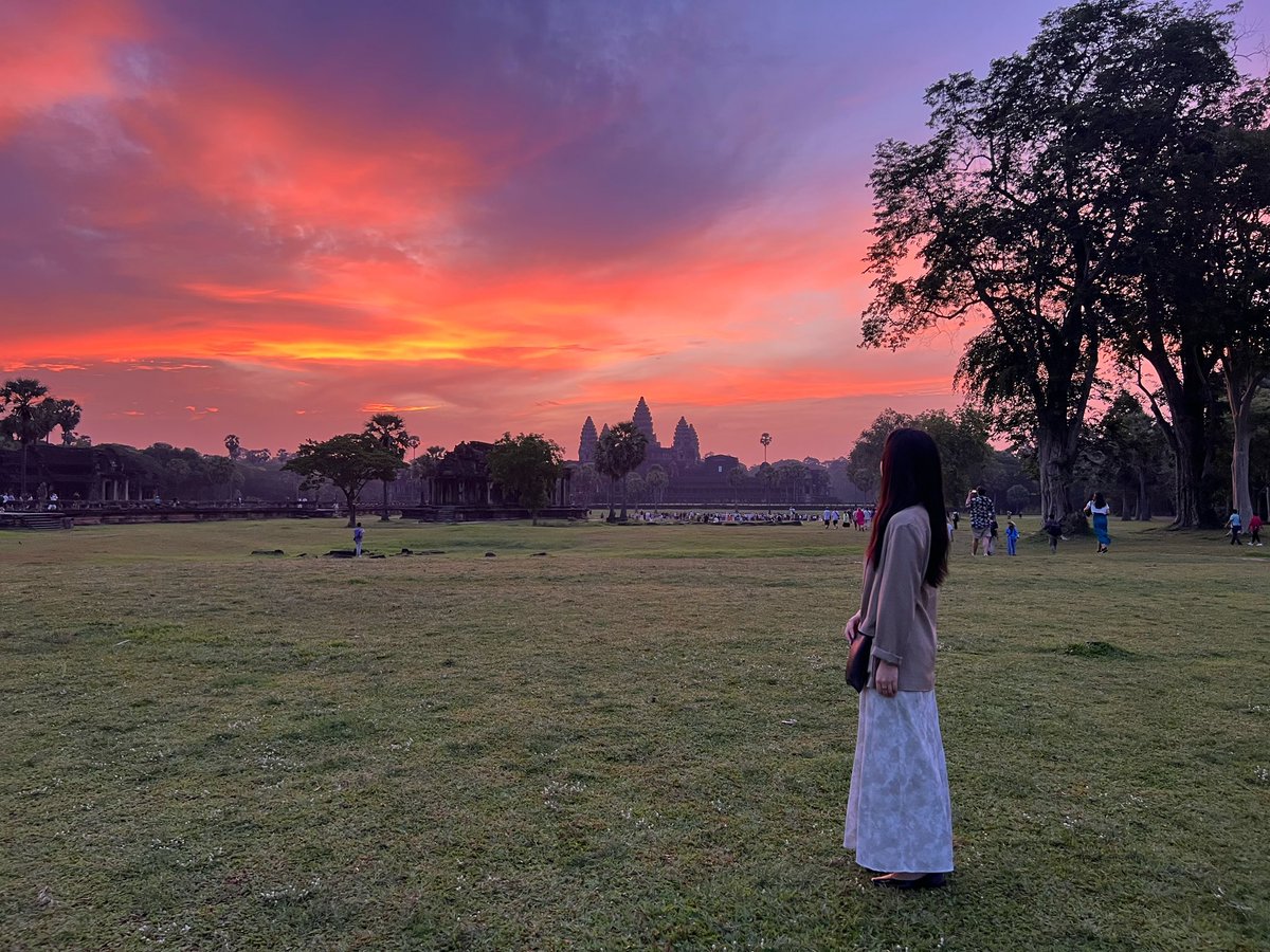 Hello from Angkorwat!
Now rainy season started in cambodia.
But sometimes there is no raining. So you can enjoy walk around temples. When you come to Cambodia, please visit siemreap and visit here. If you watch sunrise at here once you can extend your age 10 years more!