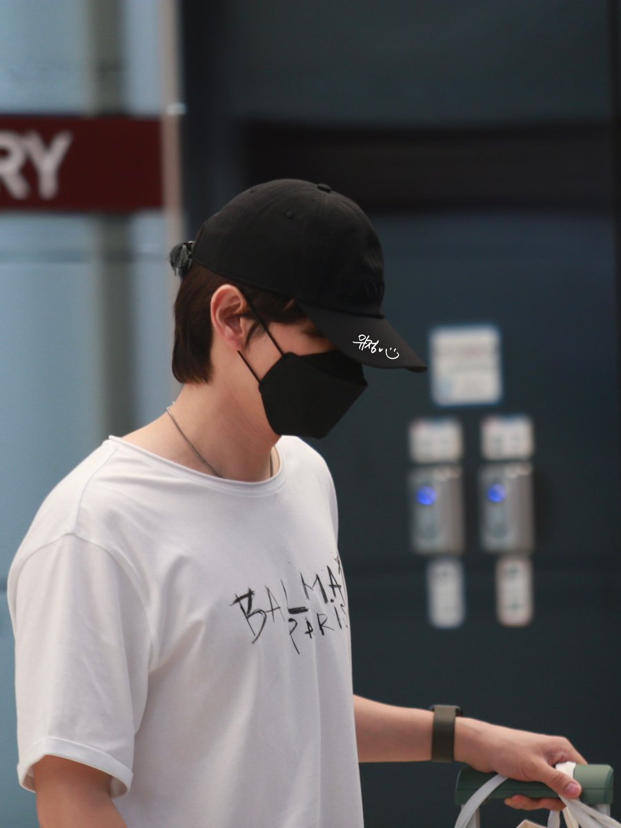 230618 #은혁 #입국

@AllRiseSilver 
#은혁 #이혁재 #EUNHYUK #HYUKJAE #SUPERJUNIOR #銀赫 #银赫 #李赫宰