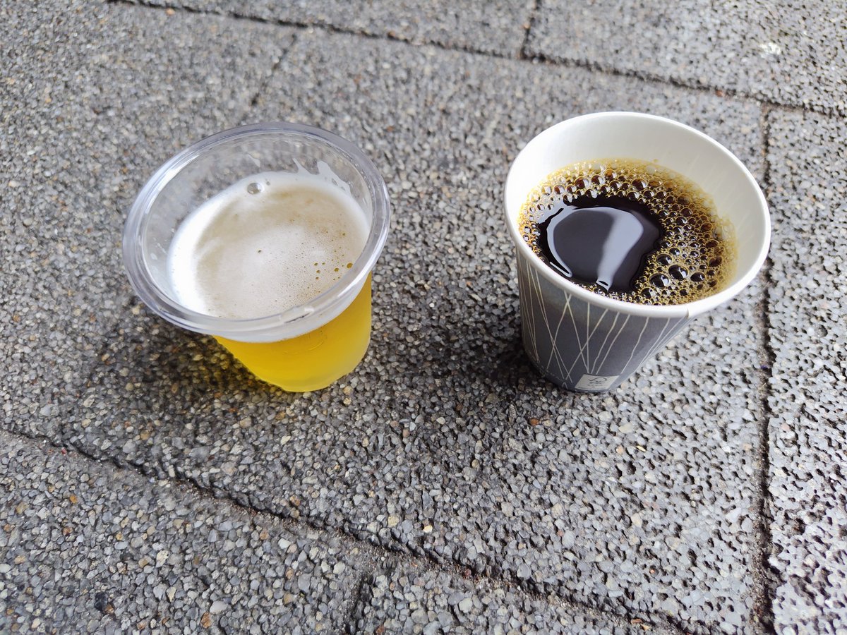 スカイツリーの下でビールとコーヒーの試飲を楽しんでいます。