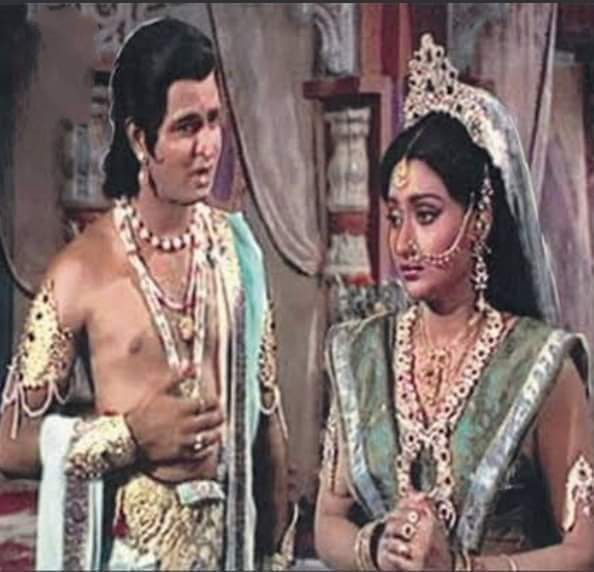 _vatsalasingh's tweet photo. लक्ष्मण जी की पत्नी उर्मिला...

भगवान राम को 14 वर्ष का वनवास हुआ तो उनकी पत्नी सीता ने भी सहर्ष वनवास स्वीकार कर लिया । परंतु बचपन से ही बडे भाई की सेवा में रहनेवाले लक्ष्मण कैसे रामजी से दूर हो जाते ! माता सुमित्रा से तो उन्होंने आज्ञा ले ली थी, वन जाने की….. परंतु पत्नी उर्मिला के क���्ष की ओर बढते हुए दुविधा में थे । सोच रहे थे कि मां ने तो आज्ञा दे दी, परंतु उर्मिला को कैसे समझाऊंगा ! क्या कहूंगा !

यहीं सोच-विचार करते हुए जब अपने कक्ष में पहुंचे तो देखा कि उर्मिला आरती का थाल लेकर खडी थीं । वे बोलीं, “आप मेरी चिंता छोड, प्रभु की सेवा में वन जाओ । मैं आपको नहीं रोकूंगी । मेरे कारण आपकी सेवा में कोई बाधा न आए, इसलिए ��ाथ जाने की जिद्द भी नहीं करूंगी ।”

लक्ष्मणजी को कहने में संकोच हो रहा था । परंतु उनके कुछ कहने से पहले ही उर्मिला ने उन्हें संकोच से बाहर निकाल दिया । वास्तव में यही पत्नी-धर्म है । पति संकोच में पडे, उससे पहले ही पत्नी उसके मन की बात जानकर उसे संकोच से निकाल दे !

लक्ष्मणजी चले गये परंतु १४ वर्ष तक उर्मिला ने एक तपस्विनी की भांति कठोर तप किया । वन में भैया-भाभी की सेवा में लक्ष्मण जी कभी सोये नह���ं, परंतु उर्मिला ने भी अपने महल के द्वार कभी बंद नहीं किए और सारी रात जाग-जागकर उस दीपक की लौ को बुझने नहीं दिया ।
मेघनाथ से युद्ध करते हुए जब लक्ष्मण को शक्ति लग जाती है और हनुमान जी उनके लिये संजीवनी बूटी सहित द्रोणगिरी पर्वत लेकर लौट रहे थे, तब मार्ग में अयोध्या पडी और नंदिग्राम में भरत ने उन्हें राक्षस समझकर बाण मार दिया । हनुमान गिर जाते हैं । तब हनुमान संपूर्ण वृत्तांत सुनाते हैं कि सीताजी को रावण ले गया और लक्ष्मण मूर्छित हैं ।

यह सुनते ही कौशल्या जी कहती हैं कि राम को कहना कि लक्ष्मण के बिना अयोध्या में पैर भी मत रखना । राम वन में ही रहे । माता सुमित्रा कहती हैं कि राम से कहना कि कोई बात नहीं । अभी शत्रुघ्न है । मैं उसे भेज दूंगी । मेरे दोनों पुत्र राम सेवा के लिए ही तो जन्मे हैं । माताओं का प्रेम देखकर हनुमान की आखों से अश्रुधारा बह रही थी । उन्होंन��� उर्मिला की ओर देखा, तो सोचने लगे कि यह इतनी शांत और प्रसन्न कैसे हैं ? क्या इन्हें अपनी पति के प्राणों की कोई चिंता नहीं?

हनुमान जी पूछते हैं – देवी ! आपकी प्रसन्नता का कारण क्या है ? आपके पति के प्राण संकट में हैं । सूर्य उदित होते ही सूर्य कुल का दीपक बुझ जाएगा । इस पर उर्मिला का उत्तर सुनकर तीनों लोकों का कोई भी प्राणी उनकी वंदना किए बिना नहीं रह पाएगा । वे बोलीं -“मेरा दीपक संकट में नहीं है, वह ��ुझ ही नहीं स���ता । रही सूर्योदय की बात तो आप चाहें तो कुछ दिन अयोध्या में विश्राम कर लीजिए, कारण आपके वहां पहुंचे बिना सूर्य उदित हो ही नहीं सकता । आपने कहा कि प्रभु श्रीराम मेरे पति को अपनी गोद में लेकर बैठे हैं । जो योगेश्‍वर राम की गोद में लेटा हो, काल उसे छू भी नहीं सकता । यह तो वे दोनों लीला कर रहे हैं । मेरे पति जब से वनवास गए, तब से सोये नहीं हैं । उन्होंने न सोने का पण लिया था । इसलिए वे थोडी देर विश्राम कर ���हे हैं, और जब भगवान् की गोद मिल गई है तो थोडा अधिक विश्राम हो गया । वे उठ जाएंगे और शक्ति मेरे पति को लगी ही नहीं है । शक्ति तो रामजी को लगी है । मेरे पति की हर श्‍वास में राम हैं, हर धडकन में राम, उनके रोम-रोम में राम हैं, उनके लहु की बूंद-बूंद में राम हैं, और जब उनके शरीर और आत्मा में केवल राम ही हैं, तो शक्ति रामजी को ही लगी, वेदना रामजी को हो रही है । इसलिए हे हनुमान, आप निश्‍चिंत होकर जाएं । सूर्य उदित नहीं होगा ।”

रामराज्य की नींव जनक की बेटियां ही थीं… कभी सीता तो कभी उर्मिला । भगवान् ��ाम ने तो केवल रामराज्य का कलश स्थापित किया, परंतु वास्तव में रामराज्य इन सबके प्रेम, त्याग, समर्पण और बलिदान से ही आया...

जय श्रीराम, जय गोविंदा ✨🙏💖💫