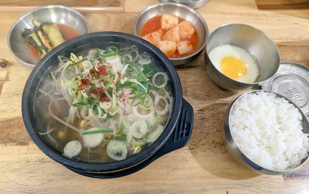 念願のHYBE INSIGHT。さくちゃんおすすめのもやしクッパも食べ、今からルセラフィムのサイン会参加してきます…！！！震える