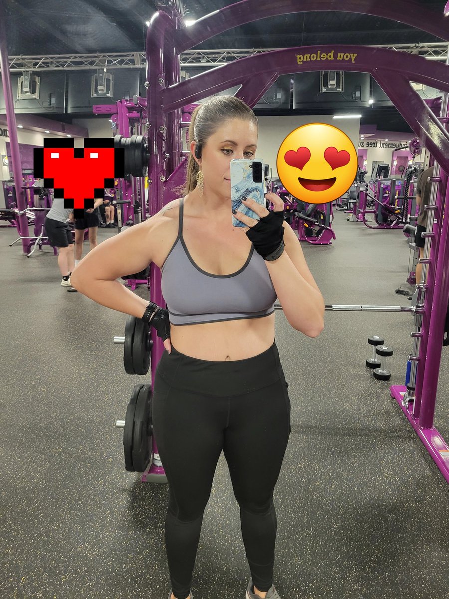 Busy long day today but I got that gym time in #gymrat #gymgirl #fitness #bodyrecomposition #naturalweightloss #eatyourprotein #strongAF #slowcut #chasinggains #healthylifestyle #healthyliving #musclemommy #wannabequadmommy #wannabemusclemommy