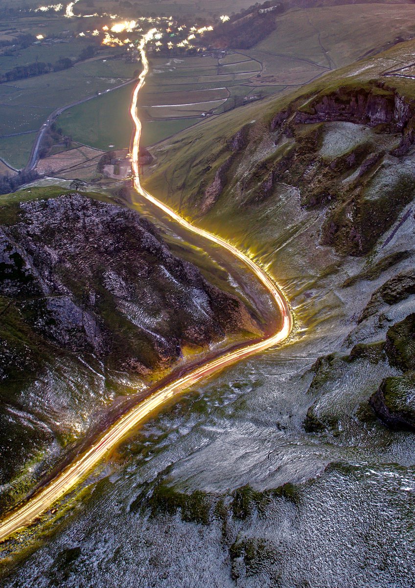 Flyinglowe91's tweet photo. @treskanica Winnats pass, Peak District
#longexposure 
#night #photograghy #challenge https://t.co/IPblcNs00B
