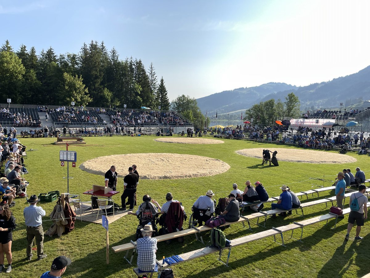 Bergschwinget Schwarzsee

Guten Morgen vom idyllisch gelegenen Schwarzsee! Heute steht mit dem traditionellen Bergschwinget Bergkranzfest Nummer zwei auf dem Programm.

Nebst 30 Südwestschweizer und 30 Berner Schwinger sind in diesem Jahr 30 Nordwestschweizer am Start.