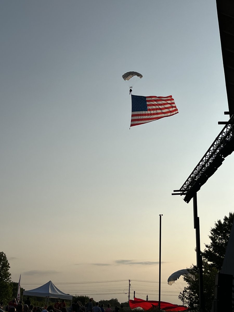 OakGroveTourism's tweet image. Team Fastrax parachute jump show at Spring Into Summer Salutes Fort Campbell!

#teamfastrax #visitoakgroveky #oakgroveky #fortcampbell #valorhall #america #springintosummersalutesfortcampbell