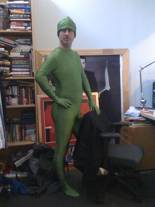 _R_Paranormal's tweet photo. Don't worry, this is just @iamjohnoliver in a green suit. 

Source: https://t.co/XfFWGI6IJj