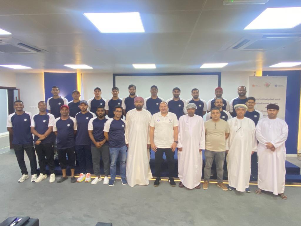 بمشاركة (٢٠) مدرب سباحة ، الفاضل #طه_الكشري رئيس مجلس إدارة الاتحاد العماني للرياضات المائية يفتتح دورة المدربين الدولية والتي تقام بمقر الأكاديمية الاولمبية العمانية.