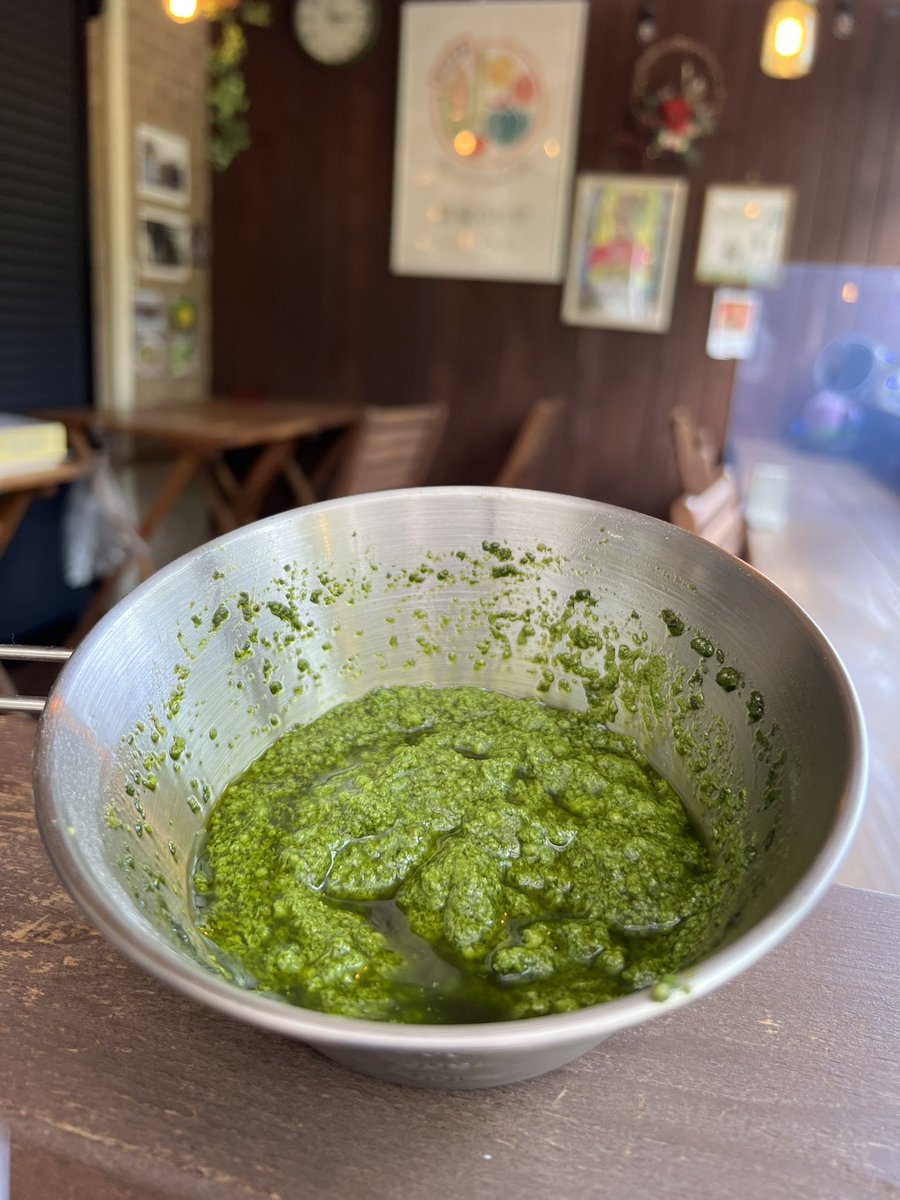 minor_marche's tweet photo. バジルの葉っぱが採れるようになり、早速バジルソースを作りました。
とってもフレッシュで爽やかな香りがして美味しいです！
気になる方は是非ご注文お待ちしております！
バジルトマトピザとミノールピザに使用しています🍕 https://t.co/DzPlM0TPZp