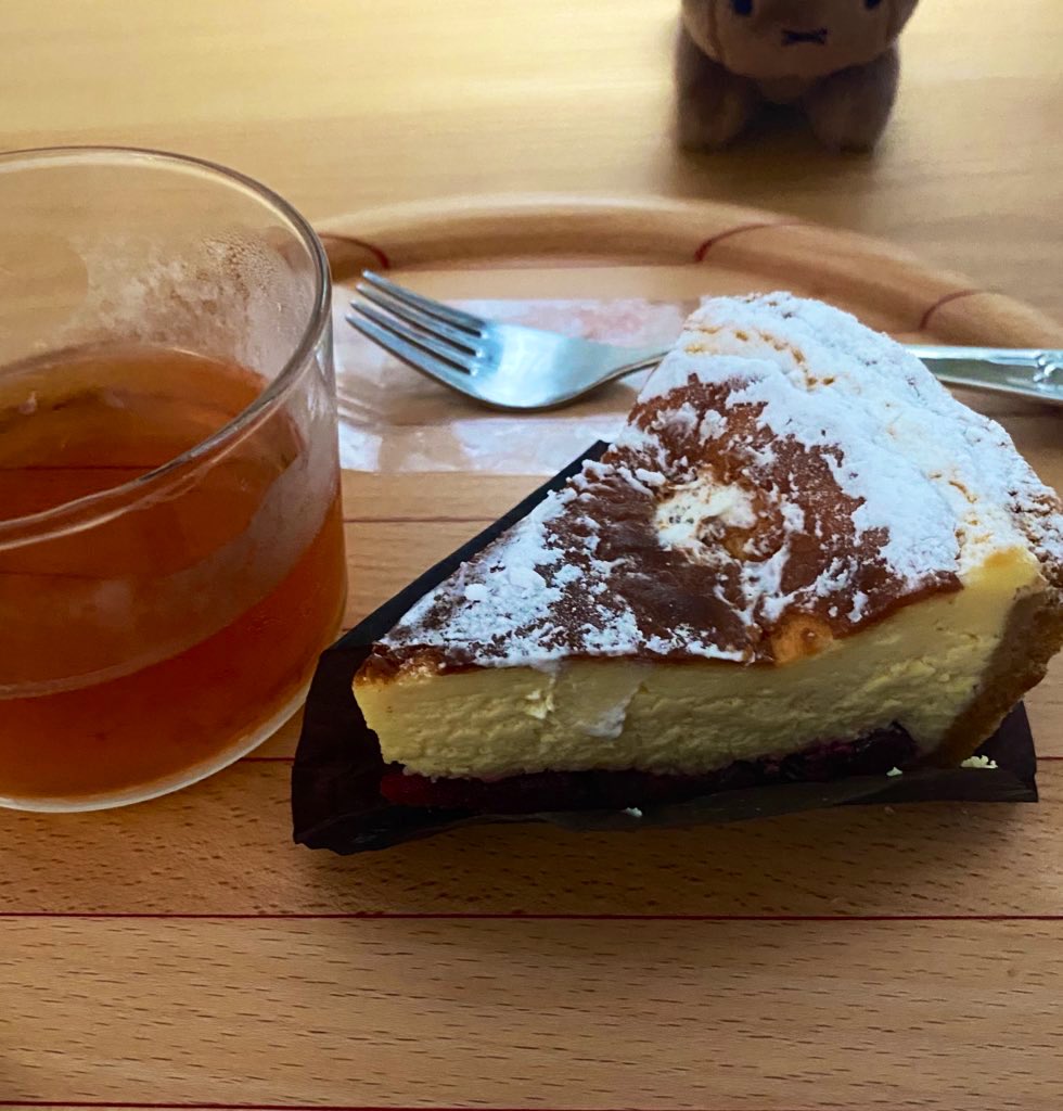 st_jerome_ks's tweet photo. レジニシエのフロマージュスリーズ。
さくらんぼと生クリームがのっていたが撮る前に食べてしまった。
柔らかめベイクドチーズケーキに土台にはフランボワーズのソース（と思う）。甘酸っぱい〜

あとはバゲット🥖とパンドミ🍞とクレームキャラメル🍮を

#谷根千　#レジニシエ　#lesInities https://t.co/vHKpEIqT2M