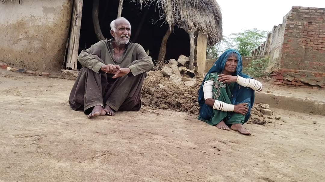 KashifBajeer's tweet photo. تھرپارکر میں تیز ہوا اور بارشوں میں  کچی مکانات گرنے لگے، متاثرین کلی آسمان تلی ،ضلعی حکومت کے جانب سے لگائے گئے کئمپن کہیں نظر نہیں آئی،
@BBhuttoZardari 
@MuradAliShahPPP 
@pdmasindhpk 
@ndmapk 
@ShaziaAttaMarri https://t.co/rdxuTPjOAE