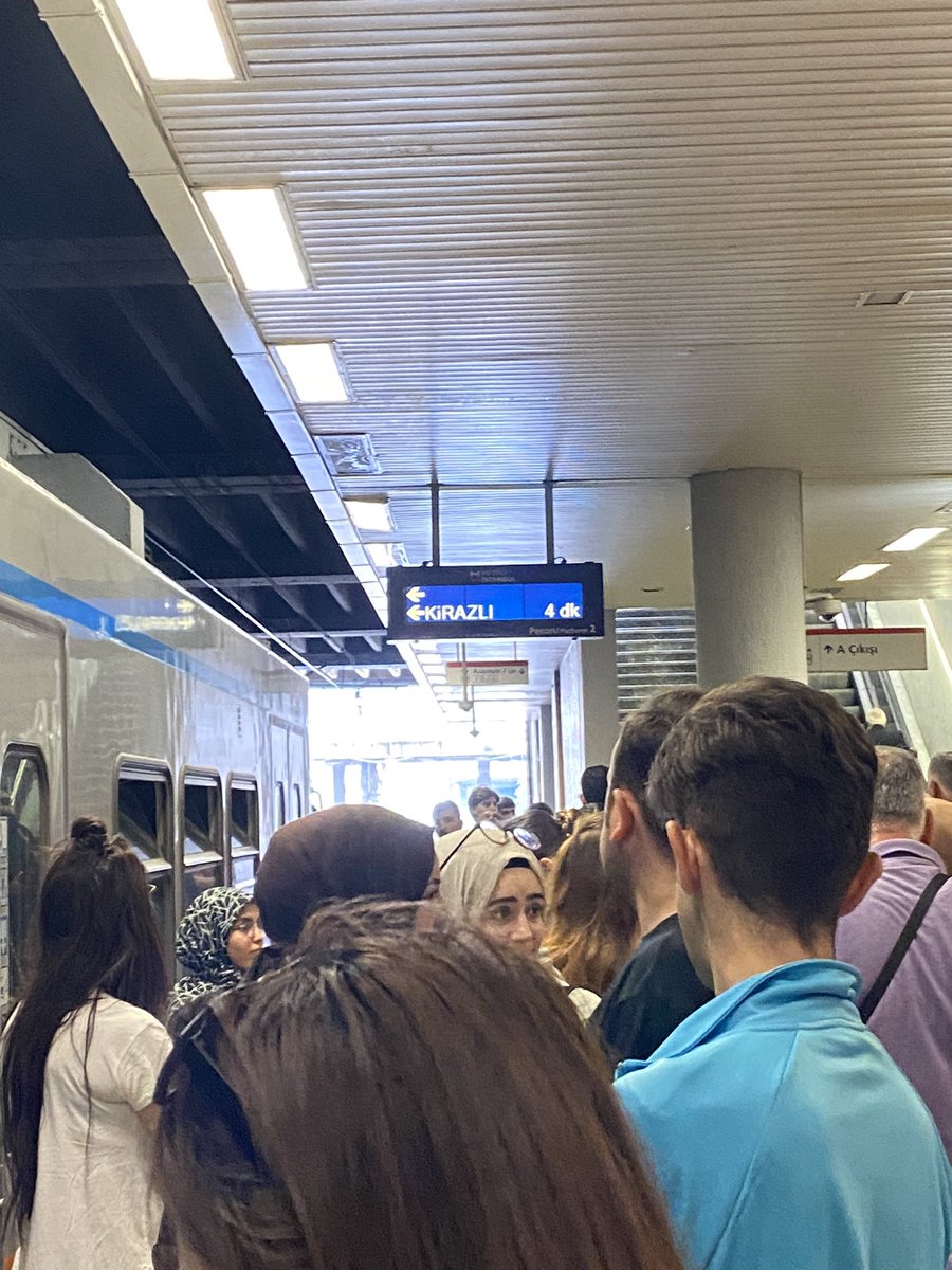 subattall's tweet photo. M1 havalimanı metrosu arızalandı ve tm 20 dk bekliyoruz sınav zamanı yapacağınız iş , iş değil cidden !
#yks2023 #ayt23 #ibb https://t.co/u7z2dInfaT
