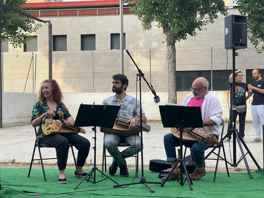 EMMCACentreArts's tweet photo. 😍El grup de violes de roda van acompanyar els actors i actrius de l’Estiueig de Goldoni!
#EMMCACentreArts #LHospitalet #violaderoda https://t.co/tIrlcFBPrX