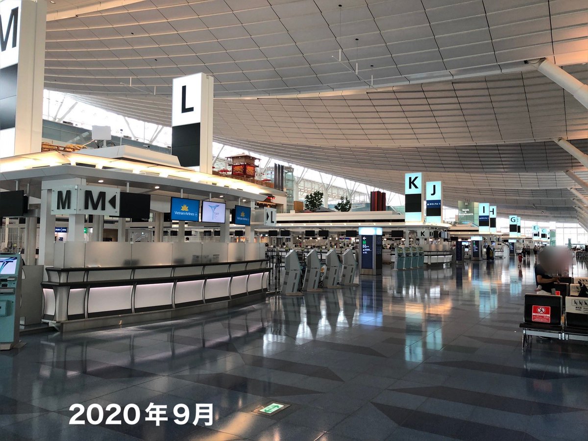 こう暑くなってくると長時間の散歩が辛くなるので、最近はクーラーの効いた羽田空港内をぐるぐる回ってる。コロナ禍の日中でも人気のない薄暗い出発ロビーを知ってるから、今の活気のある様を見るとうるっと来ることもある🥹
そうだ！滑走路の誘導灯、今まで気に留めてなかったけど、赤黄緑なんだよ🤭