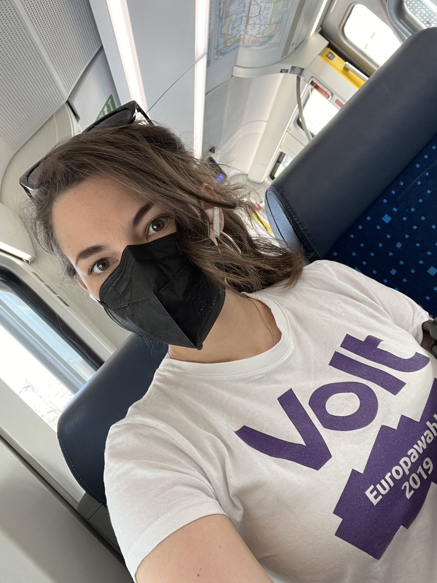 Stilecht und #Europawahl recyled auf dem Weg zum Kampagnenworkshop von @VoltBayern in Nürnberg 💪🏼💜