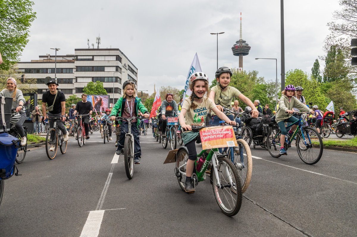 Wir sind viele und zeigen heute: Kölns Straßen gehören auch den Fahrrädern! 🚲❤️Die <a href="/SternfahrtKoeln/">Sternfahrt Köln</a> trifft die <a href="/KidicalmassK/">Kidical Mass Köln</a> und wir radeln laut und bunt für eine kinder- und fahrradfreundliche Stadt! 
📍13:30 Uhr Aachener Weihe

#kidicalmass #streetsforkids #strassenfüralle