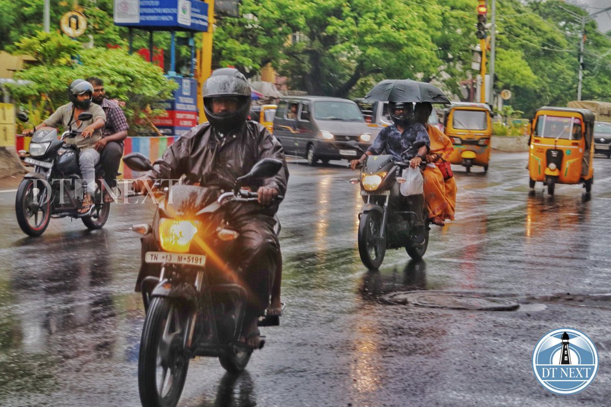 dt_next's tweet photo. Visuals of mild rain showers in Mogappair, Chennai.

📸 @_Hemanathan_ 

Thread (1/2)

#ChennaiRains #Rains #moderaterains #moderaterainfall #rainfall #ChennaiWeather #RainNews #WeatherUpdate #weatherforecast #Chennai #Mogappair https://t.co/Y0c4uko4Fl
