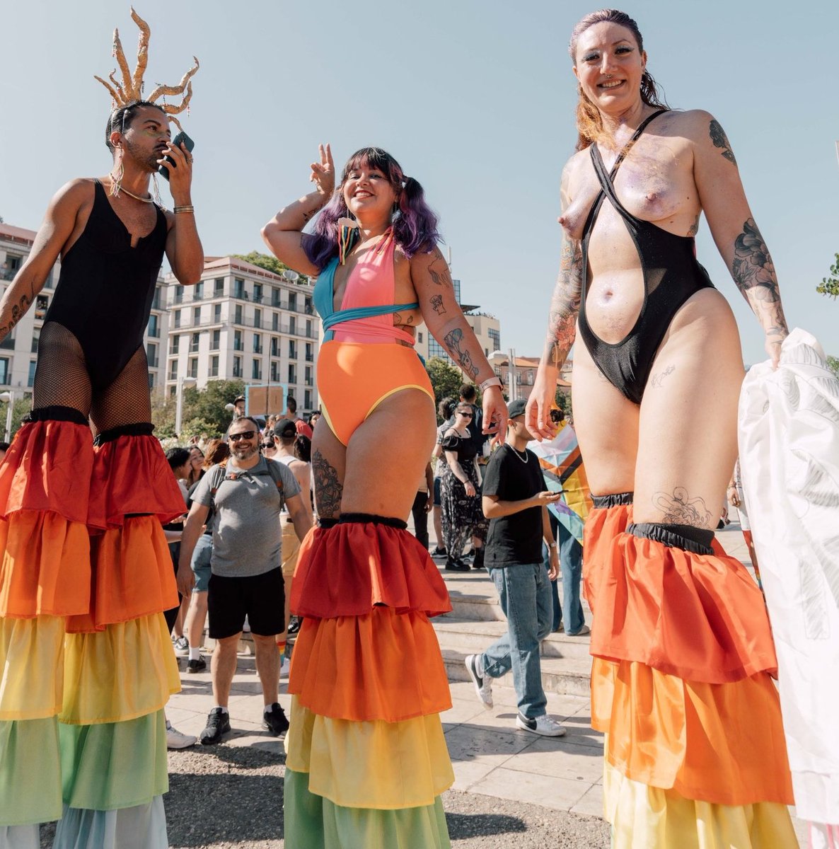 SSkelsky's tweet image. Podem dizer o que quiserem. 

Mas não é normal e aceitável que as pessoas abaixo "leiam histórias" a crianças.

Combater isto não é ser fascista, negacionista, genocida, homofóbico ou transfóbico. 

É simplesmente ser um pai ou mãe com valores éticos e morais no sítio certo.