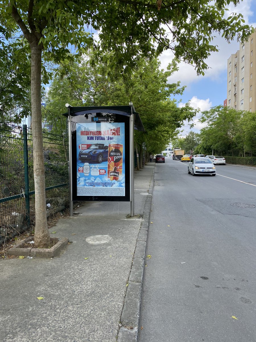 Türk belediyecilik geleneği: 

Yaya kaldırımına yaya geçişini engelleyen otobüs durağı yapmak.