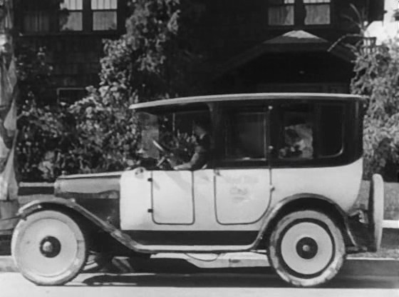 mariobianchi18's tweet photo. Il #18giugno 1923 la #CheckerCab mette in strada il suo primo taxi negli Usa. L'idea è di un immigrato russo-americano, Morris Markin. Con la Yellow Cab Checker, ex produttore di pantaloni, diventerà uno dei 2 principali gestori di taxi americani. L'azienda sarà chiusa nel 2010. https://t.co/JcaXSVSOrI
