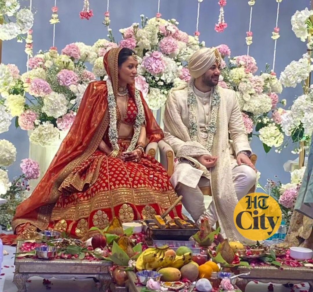 Presenting the bride and groom...

#KaranDeol gets married to #DrishaAcharya in Mumbai today

📸: #PallavPaliwal

 #karandeolwedding #karandeol #KaranDrishaWedding #sunnydeol #deolfamilywedding #Bollywood