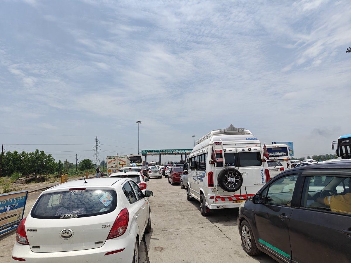 RupinBatra's tweet photo. @nitin_gadkari @ukcmo toll being  charge from public but ease given, standing more than 15 min in this que.
Why should I pay toll ?
Where is ur implementation of toll and fastag. https://t.co/GUVSvFfK6o