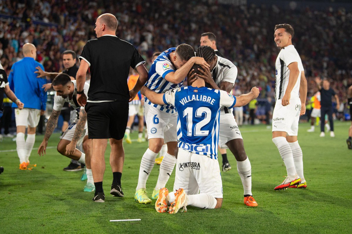 Alaves's tweet photo. Un instante para la historia

#SomosDePrimera 🔵⚪️ https://t.co/AWsHC1WKQS