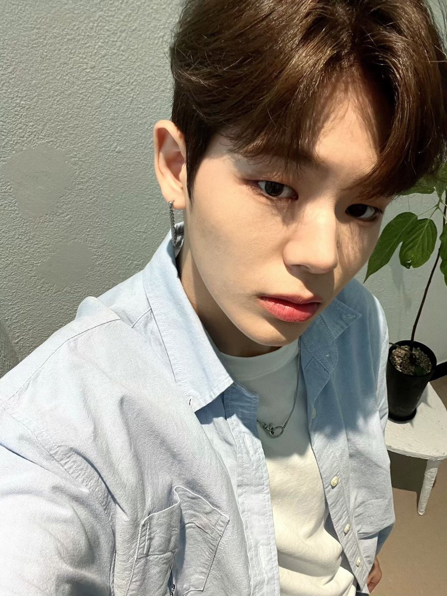 wakeone_trainee's tweet photo. 3등의 반란 도전!😠😜

#문정현 #MUNJUNGHYUN https://t.co/5uUrFoSK2v