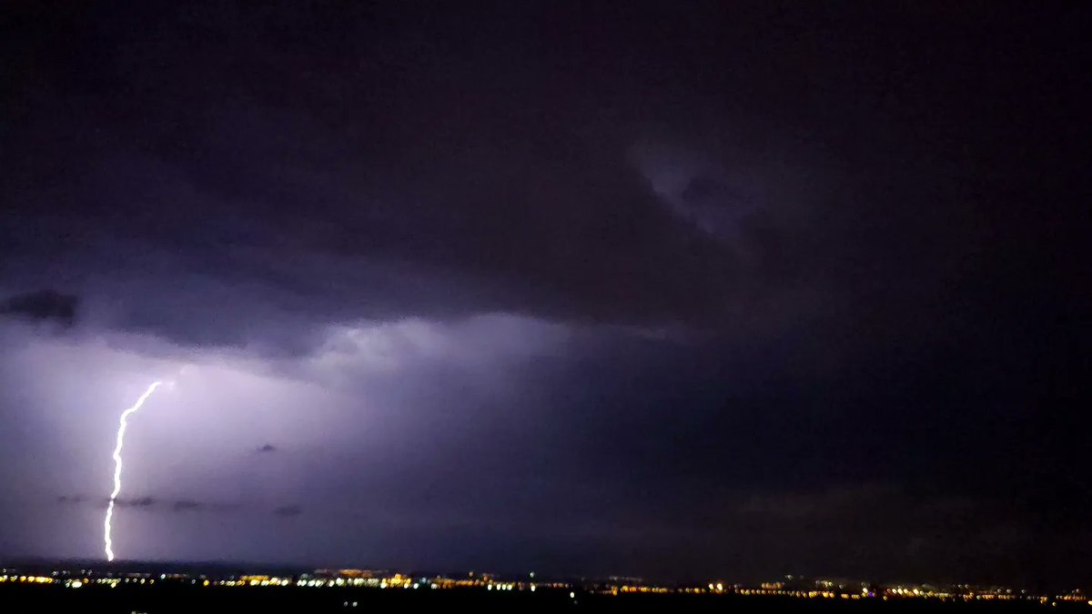 Tormentas_ZGZ's tweet photo. #tormenta nocturna en #zaragoza hace unas horas desde el mirador de #villamayor ⚡🌩️ @AEMET_Aragon @meteo_aragon @ecazatormentas @SoydeZaragoza @eltiempo_atv @Stormyalert @tiempobrasero https://t.co/8JrEhQBzQ0