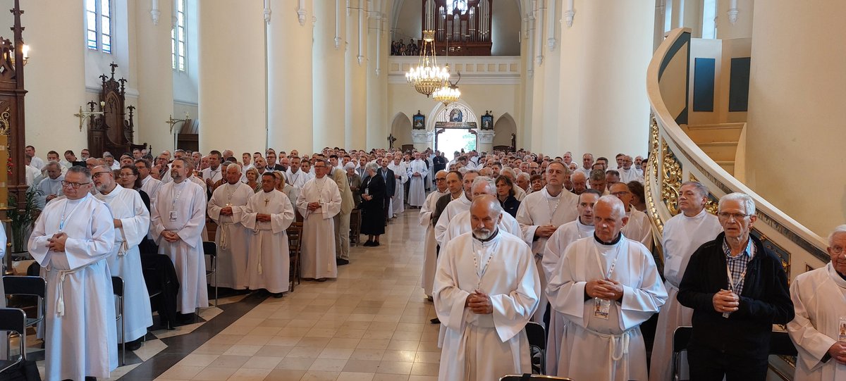 NLubelska's tweet photo. Kościół powierzył waszym dłoniom swój największy skarb, Chrystusa-powiedział abp @StanislawBudzik do 800 uczestników XI Ogólnopolskiej Pielgrzymki Nadzwyczajnych Szafarzy Komunii Św. Do Wąwolnicy przyjechali szafarze z 20 diecezji; towarzyszył im abp Józef Górzyński @ArchLubelska https://t.co/hRh7mZhUmk
