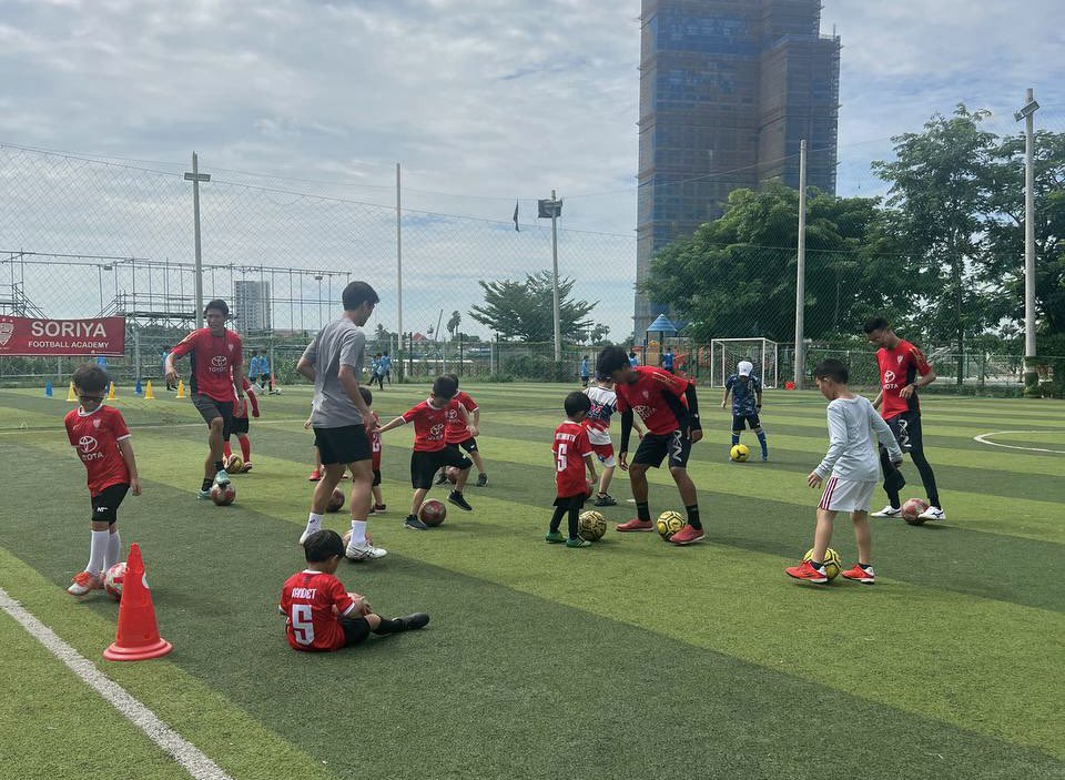 soriya_football's tweet photo. 本日のキッズクラスに、カンボジアリーグのPhnom Penh Crown FCで活躍中の清水慎太郎選手が遊びにきてくれましたー。子供達もプロ選手とのサッカーに大いに盛り上がりました!清水選手ありがとうございます! #カンボジアサッカースクール #カンボジアサッカー https://t.co/KTvoNt0p1W