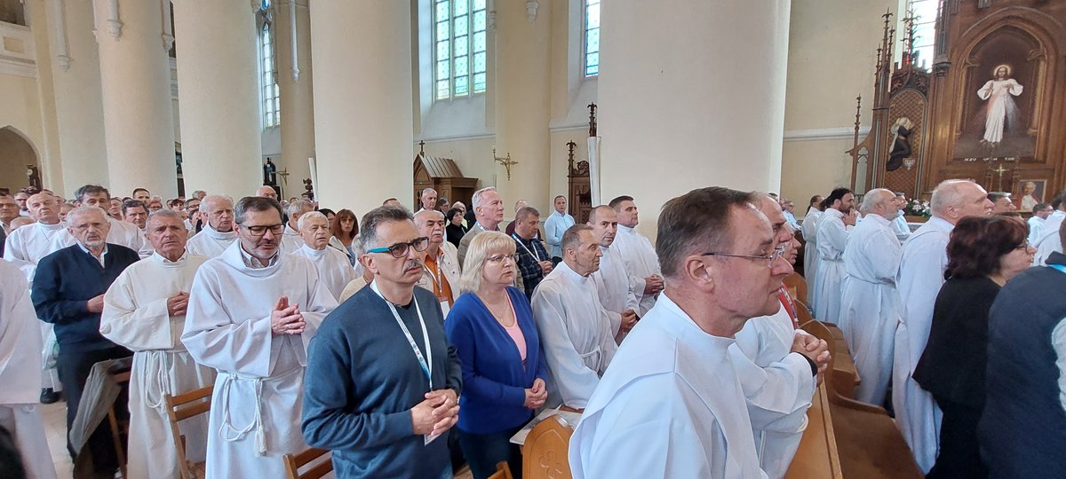 NLubelska's tweet photo. Kościół powierzył waszym dłoniom swój największy skarb, Chrystusa-powiedział abp @StanislawBudzik do 800 uczestników XI Ogólnopolskiej Pielgrzymki Nadzwyczajnych Szafarzy Komunii Św. Do Wąwolnicy przyjechali szafarze z 20 diecezji; towarzyszył im abp Józef Górzyński @ArchLubelska https://t.co/hRh7mZhUmk