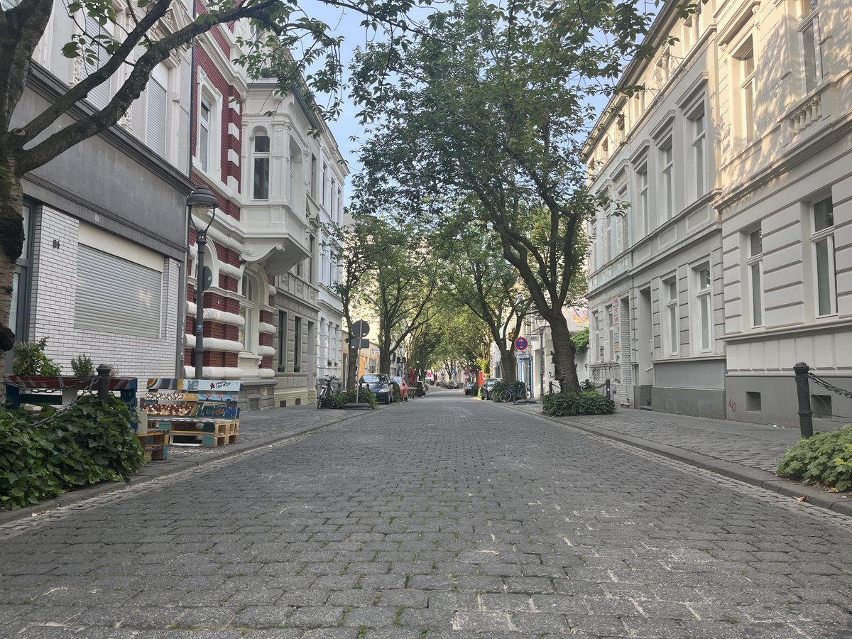 Am Tag nach dem #BönnscheViertel Fest: viele Parkplätze sind frei. Stattdessen sitzen die Leute auf den selbstgebauten Bänken oder fotografieren die Altstadt. Wie war das mit dem #Parkdruck noch mal? #StädteFürMenschen