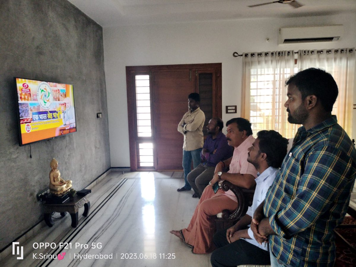 ReddySudhakar21's tweet photo. Joined for watching of 102 epsiode, of #MannKiBaat Programme of Hon'ble Prime Minister Sri Narendra Modi ji, at 141 polling booth, Manchirevula Village, Gandipet Mandal, Hyderabad along with fellow BJP workers.

In the history of democratic governments, in entire globe, for the first time this kind of informative, effective programs organized with Atmanirbhar bharat spirit. Applause,to visionary and dynamic leadership of Hon'ble Prime Minister Shri. @narendramodi ji.

@PMOIndia @JPNadda @blsanthosh @AmitShah @BJP4India @BJP4TamilNadu @BJP4Telangana
#MannKiBaat