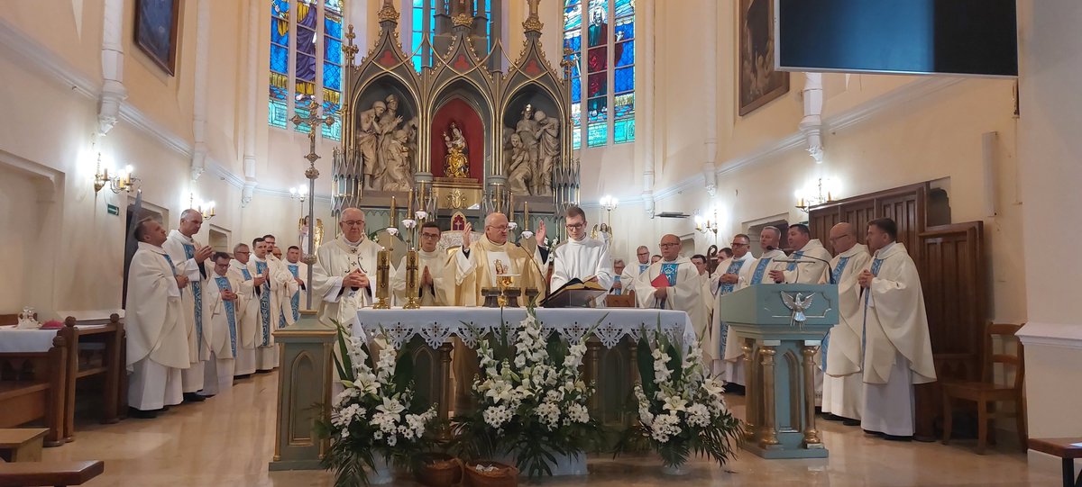 Kościół powierzył waszym dłoniom swój największy skarb, Chrystusa-powiedział abp <a href="/StanislawBudzik/">Stanisław Budzik</a> do 800 uczestników XI Ogólnopolskiej Pielgrzymki Nadzwyczajnych Szafarzy Komunii Św. Do Wąwolnicy przyjechali szafarze z 20 diecezji; towarzyszył im abp Józef Górzyński <a href="/ArchLubelska/">Archidiecezja Lubelska</a>
