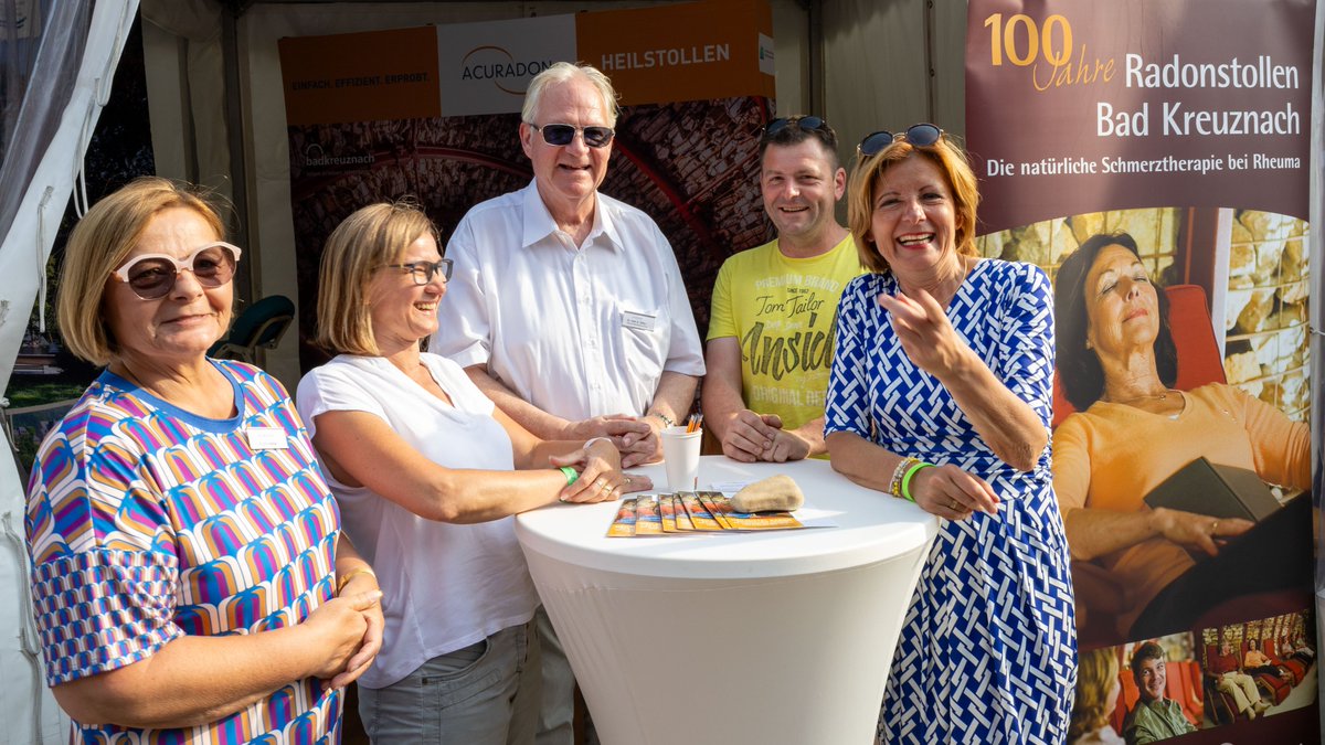 rlpNews's tweet photo. Das vielfältige Programm auf acht großen Bühnen und 650 Ständen, Zelten und vielen Mitmachangeboten hat am Samstag 60.000 Besucher/innen zum #RLPTag nach Bad Ems gelockt. Am Sonntag steht traditionsreiche Festumzug (live im SWR-Fernsehen) als Höhepunkt auf Programm. #Dreyer #RLP https://t.co/KiqgLqtBWA
