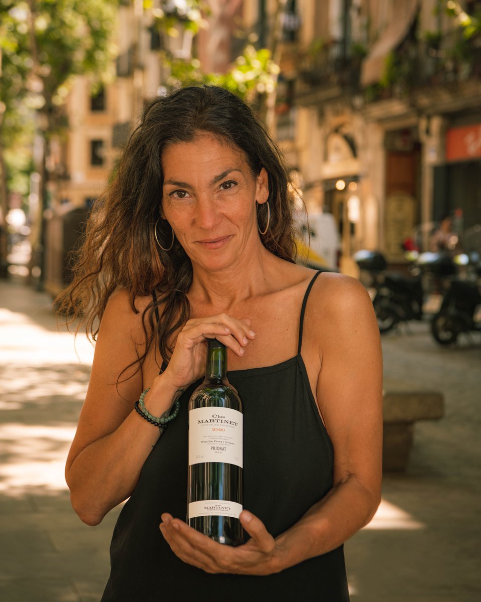 vilaviniteca's tweet photo. Clos Martinet 2020 de Sara Pérez nace en la finca de Mas Martinet sobre suelos de llicorella y con diferentes orientaciones. Ensamblaje de garnacha, cariñena y, en esta añada, un inusual 40% de syrah. Un Priorat imprescindible. #vinodeldía https://t.co/oaXxrGwRM6 https://t.co/pcUO1yyN76
