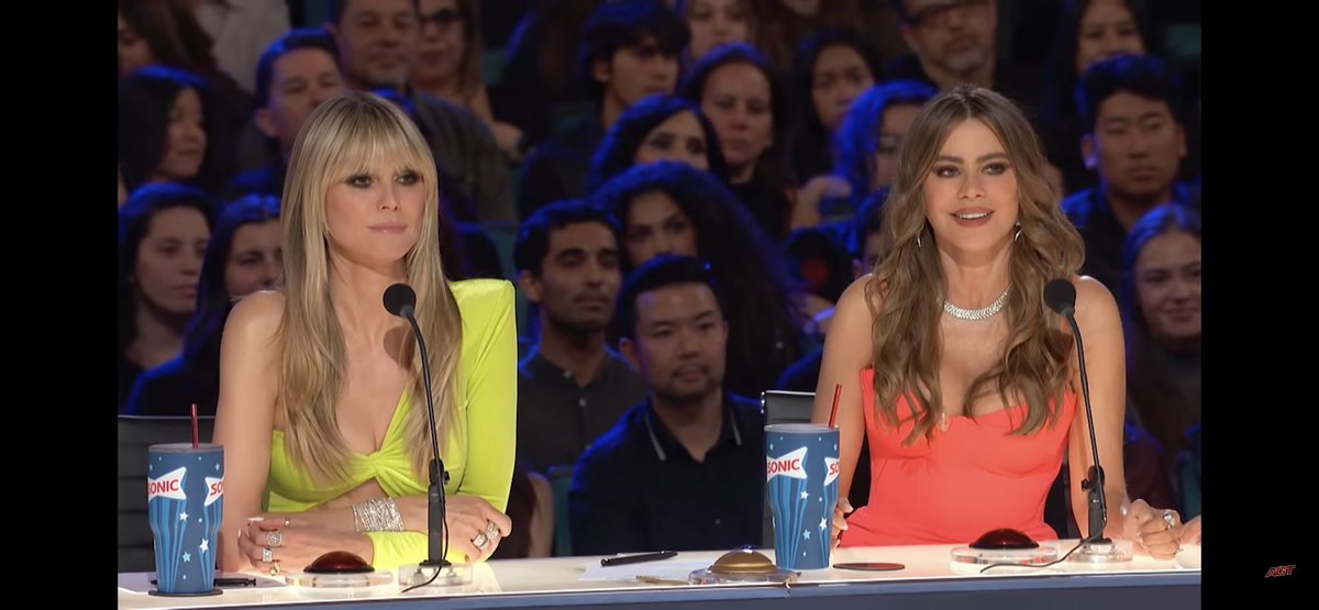gchampeau's tweet photo. Un présentateur noir, une jeune femme voilée immigrée ovationnée après sa prestation par tout le public et notamment par des femmes du jury très différentes d’elle. Je rêve qu’en France aussi nous connaissions un jour ce “vivre ensemble” là. https://t.co/5rpGhNH2kq https://t.co/BD6K3dlTgY