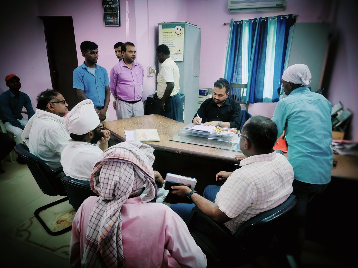 imNavKP's tweet photo. Blurred lines b/n Admin. and Mang. can be clearly observed &amp; contrast seems to be just based upon arbitrary distinctions.
Last few weeks - 
- Field visit/inspection Public Grievance Redressal/PSB/Malmas Mela
- Meeting with all BPROs/a delegation of the Pasi Community.
@dmnalanda https://t.co/tL7XmMA8n3