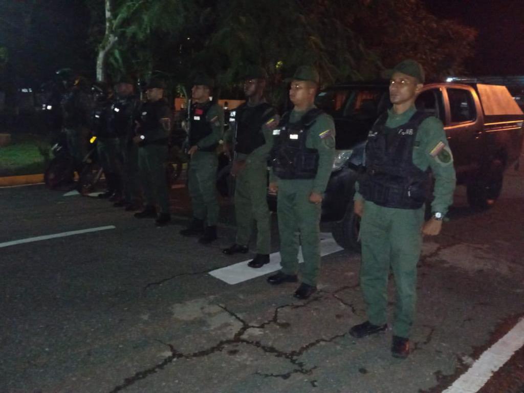 dhernandezlarez's tweet photo. Insomnes !
#FANB siempre desplegada garantizando la protección del pueblo venezolano!

#IntegrarEsVencer https://t.co/VEdp8NSiBU