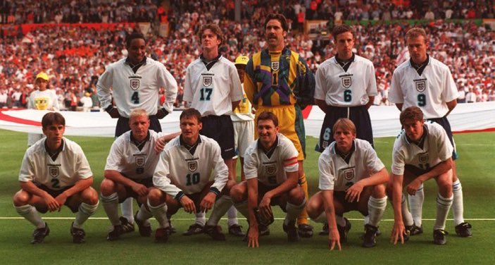 FootballRemind's tweet photo. #OnThisDay 1996
England beat Holland 4-1 at Euro ‘96

1️⃣Seaman (@thedavidseaman)
2️⃣G.Neville (@GNev2)
3️⃣Pearce
4️⃣Ince (@PaulInce)
5️⃣Adams (C)
6️⃣Southgate
1️⃣7️⃣McManaman
8️⃣Gascoigne
9️⃣Shearer (@alanshearer)⚽️⚽️
1️⃣0️⃣Sheringham⚽️⚽️
1️⃣1️⃣Anderton (@DarrenAnderton)

A top performance 🏴󠁧󠁢󠁥󠁮󠁧󠁿 https://t.co/XmWwHUoilE