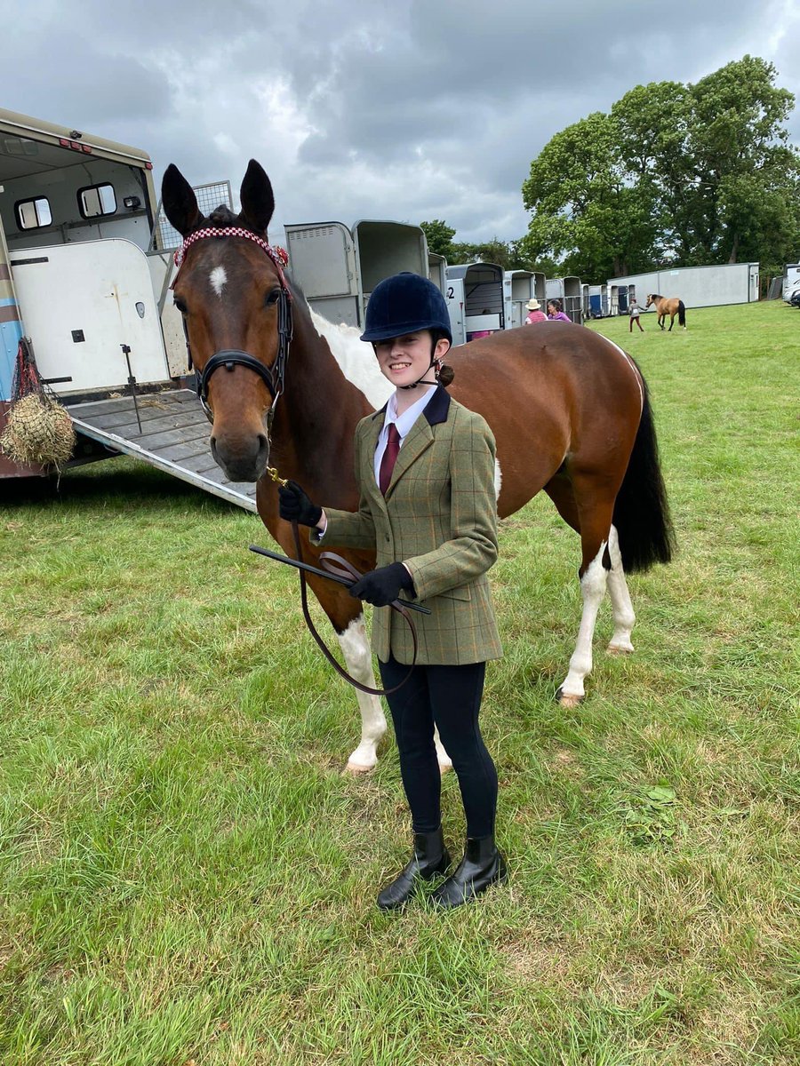 Oct’ 22 we were contacted by @gardainfo Clonmel to assist with Woody who had been reported being sulkied & collapsed. When the Gardai reached out for help, we didn’t hesitate. 

He was adopted by Orianna & they got 2nd place on their first day out! 🏅 

donate.mylovelyhorserescue.com/one-off/