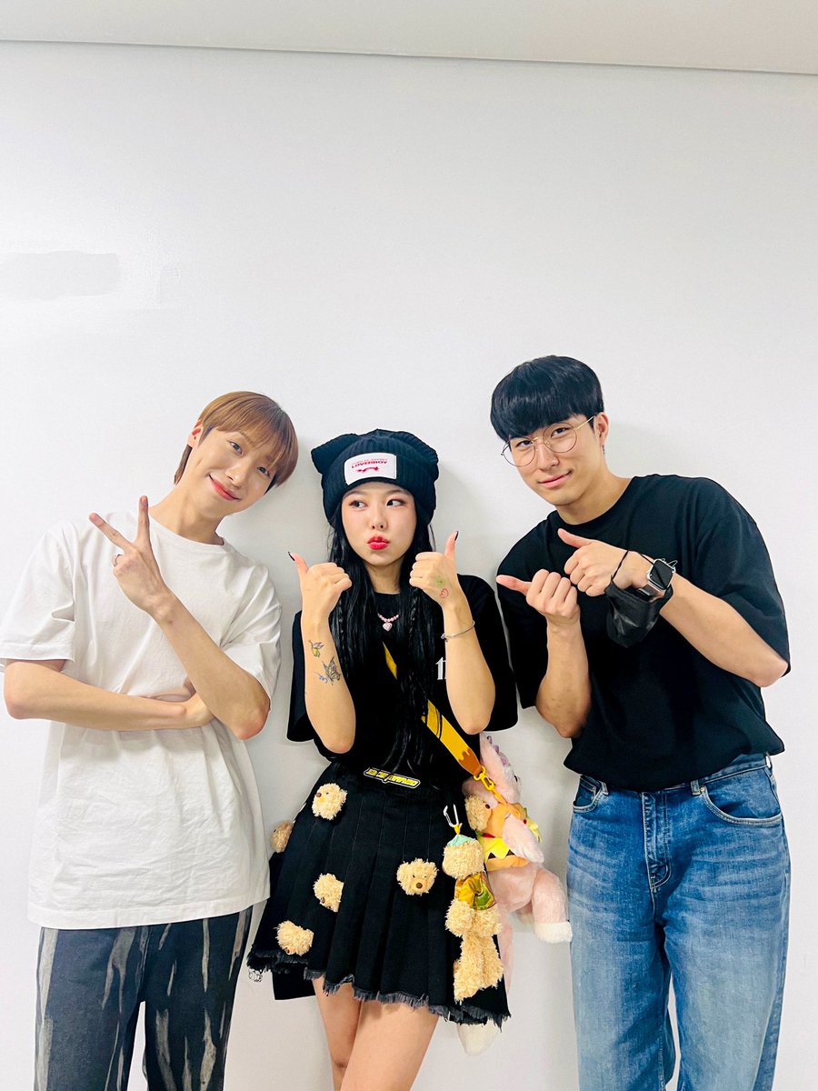 official_ONEWE's tweet photo. [#ONEWE]
휘이니누나랑🫶🏻✌🏻🐻💛📸 https://t.co/o68EG8VIgs