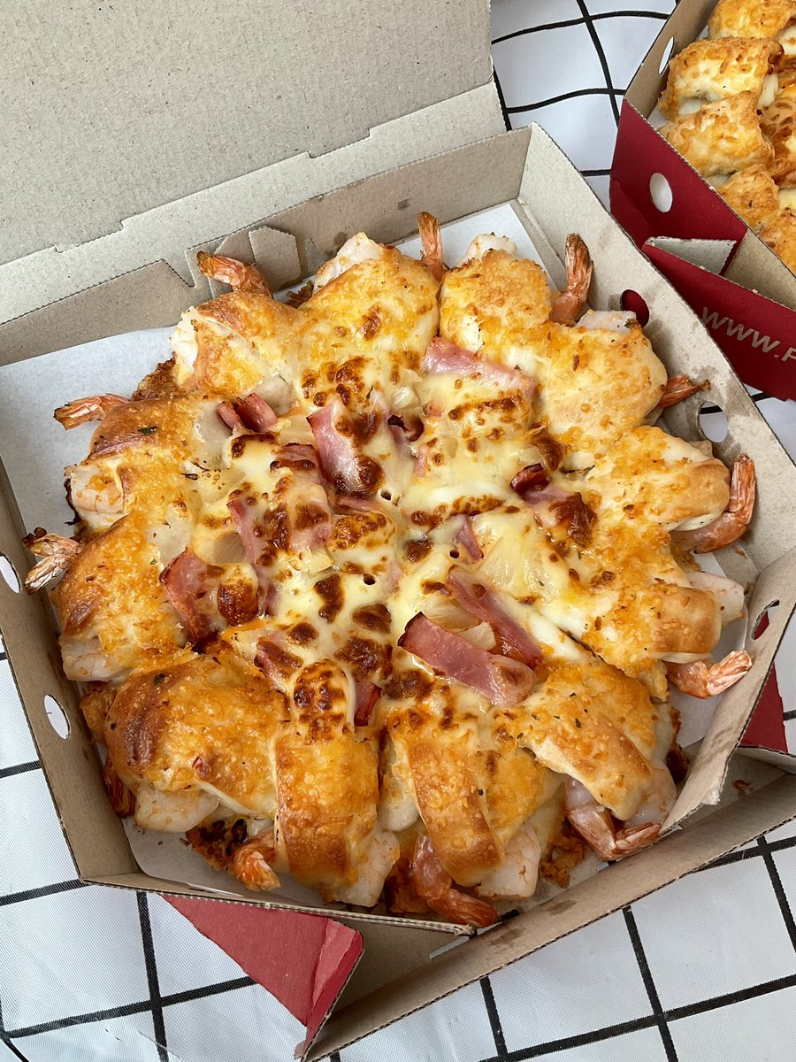 fatkidzblue's tweet photo. Pizza Hut โปร 1+1 รอบนี้บ้ามากกก อันนี้คู่ถูก 469 ได้ขนาดนี้ ขอบจุกมากกกกก ไส้กรอกชีสก็เลือกได้ นี่เลือกขอบกุ้งมาลอง ตุยยยย ใครอยากกินหน้าเว่อๆ มี 529 / 569 อีก แล้วแต่ศรัทธา สาธุ99 https://t.co/xG4TPnRHKn